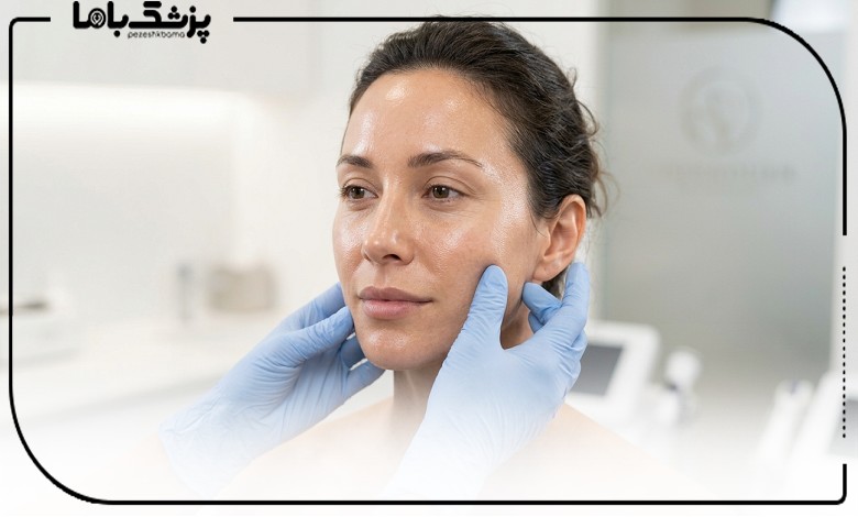 معاینه پوست صورت بیمار در بهترین کلینیک زیبایی در شیراز